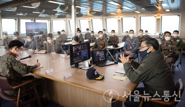 서욱 국방부장관은 18일 오전 울릉도 일대의 해·공군 격오지부대와 합동순항훈련전단을 방문했다. / 사진=국방부 페이스북 캡처