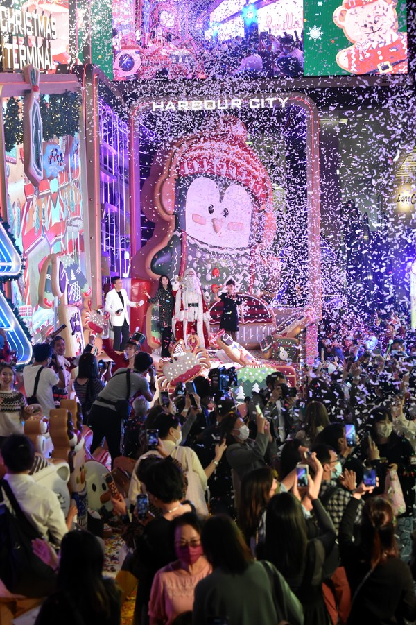 크리스마스를 앞두고 점등식 행사가 18일 중국 홍콩 하버시티에서 열렸다. 18일 화려한 점등식 행사 현장. 2021.11.18/신화통신