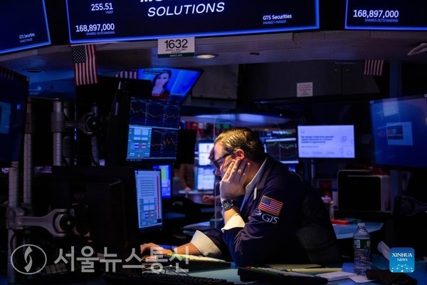 30일(현지시간) 미국 증시는 코로나19 변종 오미크론에 대한 우려로 시장 심리가 위축되면서 하락세로 마감했다. 다우지수는 1.86% 하락한 34,483.72, S&P 500은 1.90% 하락한 4,567.00, 나스닥은 1.55% 하락한 15,537.69에 마감했다. / 사진=신화통신