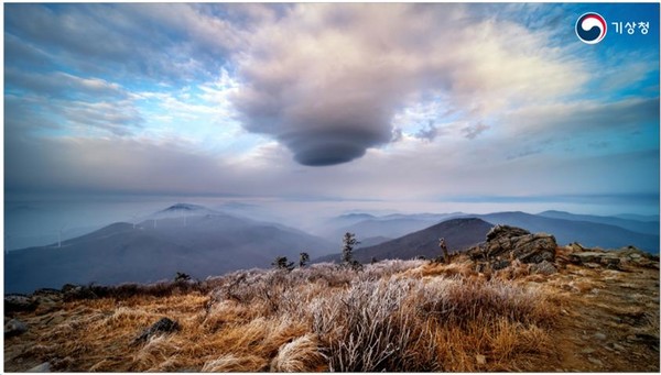 세계기상기구(WMO) 2022년 기상달력 사진 공모전에서 선정된 '막렌즈구름(A Lenticular Cloud/신규호作)' 사진. /기상청