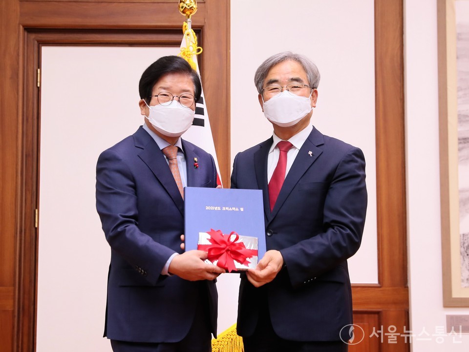 박병석 국회의장이 7일 오전 의장집무실에서 대한결핵협회 오양섭 사무총장(우)로부터 '2021 크리스마스 씰'을 증정받고, 결핵 퇴치 성금을 결핵협회에 전달했다. 전달식 후 박 의장과 오 사무총장이 기념촬영하고 있다. (사진 제공 = 국회) 