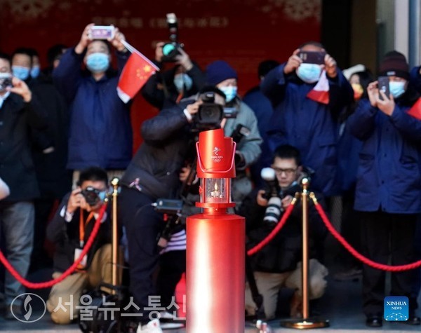 13일 중국 수도 베이징 서우강 공원에서 열린 성화 전시 투어에서 2022 베이징 동계 올림픽을 위한 올림픽 성화가 전시되고 있다. / 사진=신화통신