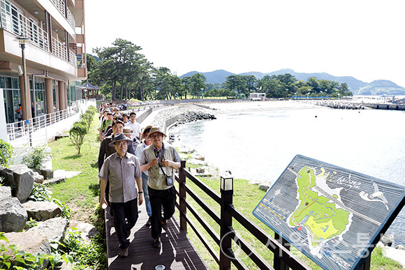 문재인 대통령이 지난 2019년 7월 30일 오후 경남 거제시 저도에서 국민과 함께 산책로를 걷고 있다. 문 대통령은 2017년 대선 당시 대통령 별장과 군 휴양시설이 있어 일반인 출입이 금지된 저도를 시민에게 개방하겠다고 공약한 바 있다. /사진=청와대