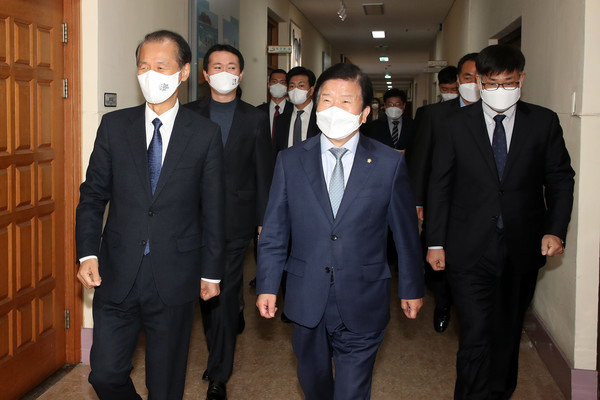 박병석 국회의장은 21일 강원도청을 방문하여 도 현안을 청취하고 주요 사업장을 시찰하였다. 강원도청