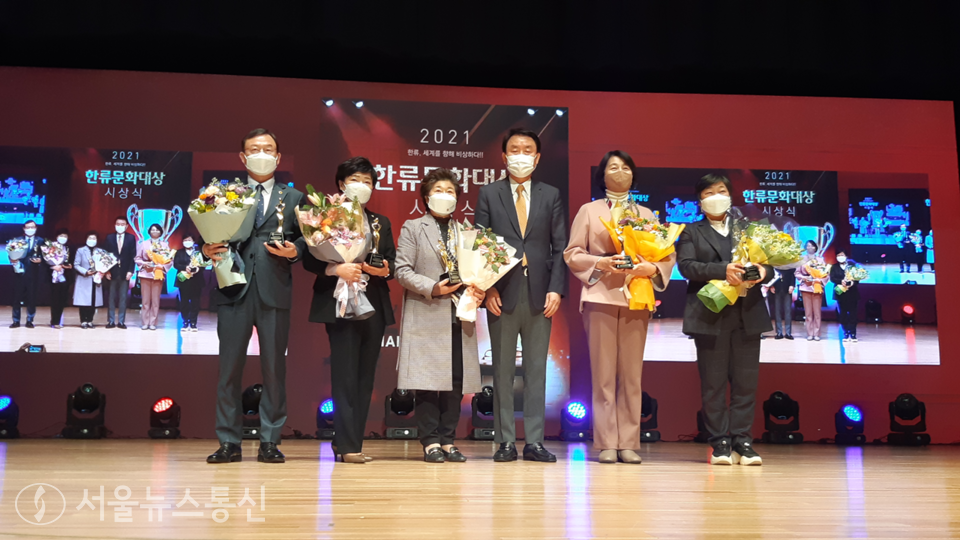 서울시의회 도시안전건설위 박기열 의원(왼쪽)이 20일 목동 대한민국예술인센터 로운아트홀에서 열린 '2021 한류뮨화대상' 시상식에서 박창식 대회장 및 수상자들과 기념촬영하고 있다. (사진 = 서울시의회)