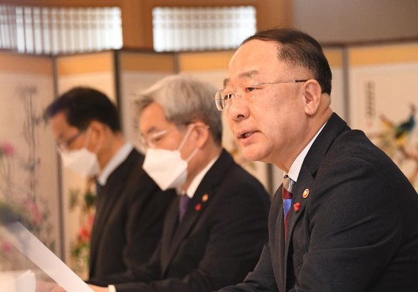 홍남기 부총리 겸 기획재정부 장관이 12월 22일 서울 광화문 정부서울청사에서 열린 '제35차 부동산시장 점검 관계장관회의'를 주재, 모두발언을 하고 있다./사진=기재부