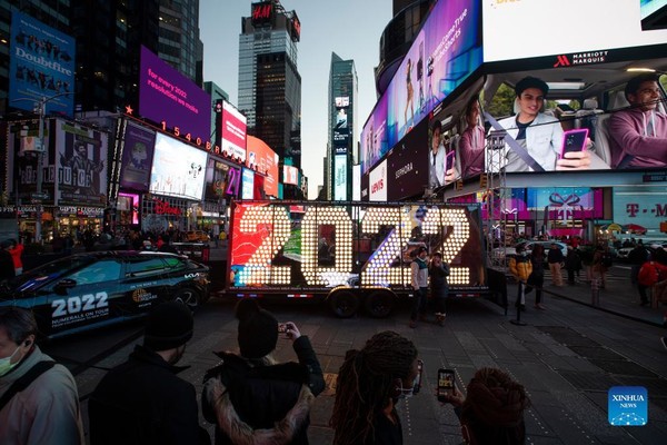 미국 뉴욕 맨해튼 타임스퀘어에 2022년 새해맞이 축하행사에 쓰일 2022 숫자 전광판이 등장했다. / 사진=신화통신
