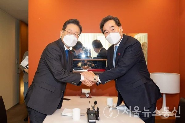 더불어민주당 이재명(왼쪽) 대통령 후보와 이낙연 전 대표가 23일 오찬회동에서 손을 잡고 인사하고 있다. /이재명 후보 SNS 캡처