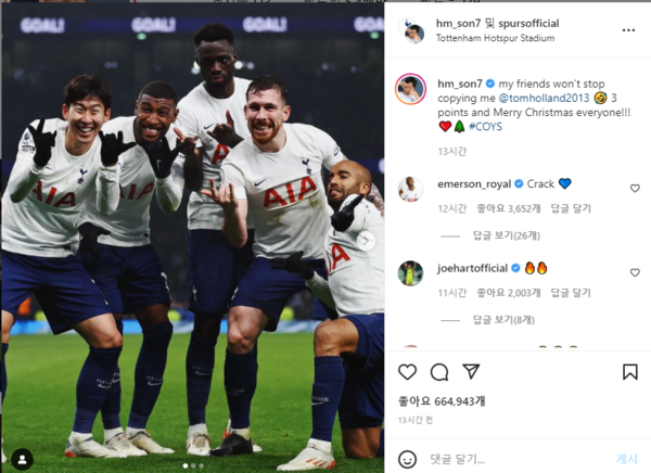 손흥민 선수가 4경기 연속골을 터트린 후 동료들과 스파이더맨 새레모니를 하고 있다. 토트넘 홋스퍼는 27일 오전 0시(한국시간) 영국 런던 토트넘 홋스퍼 스타디움에서 열린 2021/2022시즌 잉글리시 프리미어리그(EPL) 19라운드에서 크리스탈 팰리스를 완파하고 리그 5위에 올랐다/사진=손흥민 인스타 갈무리 