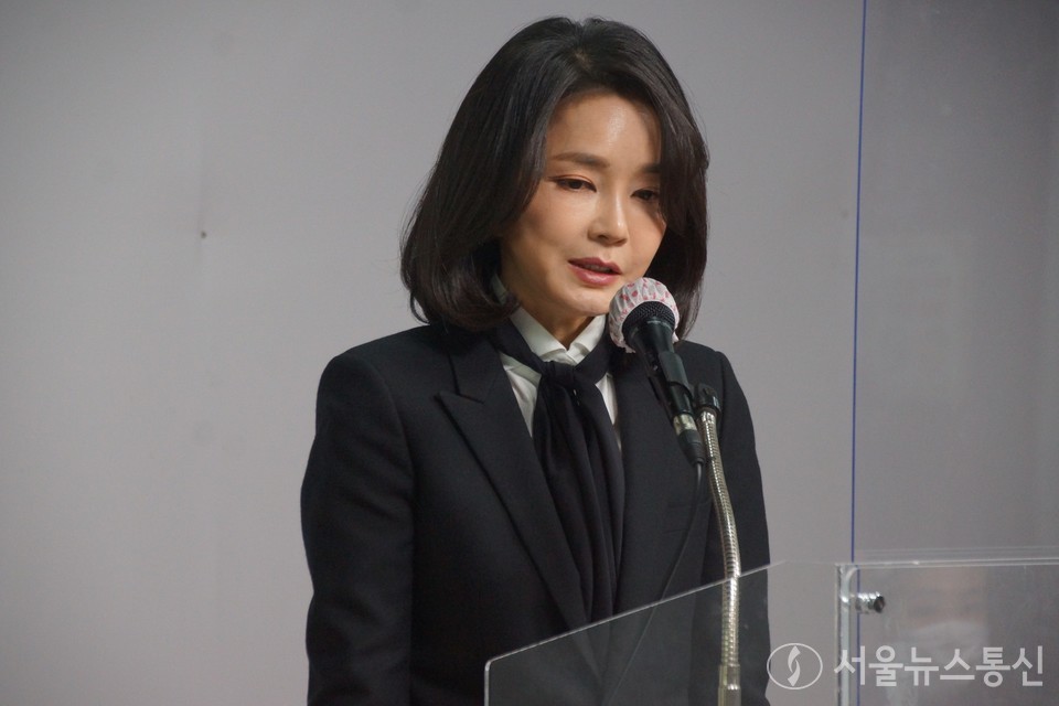 윤석열 국민의힘 대선 후보 배우자 김건희씨가 26일 오후 서울 여의도 국민의힘 당사에서 기자회견을 갖고, 자신의 허위 경력 의혹과 관련해 입장문을 발표하고 있다. (사진 = 이민희 기자)