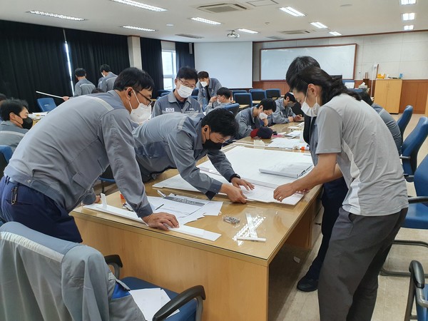 경남도는 올해 주력산업 침체 및 코로나19 장기화로 어려움을 겪은 노동시장 활력 회복과 고용안전망 강화를 위해 행정력을 집중하였다. 경남도청