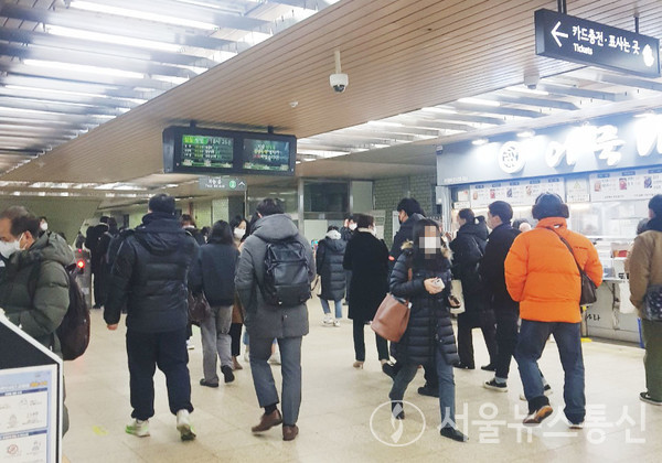29일 2호선 성수역에서 지하철을 이용하는 많은 시민들이 지나가고 있다. /송혜숙 기자