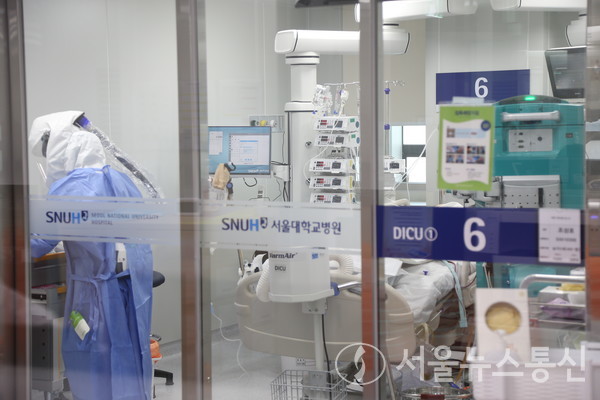 서울대병원 코로나19 중증환자 치료병동(DICU)에서 업무를 보는 의료진 / 서울대병원 제공