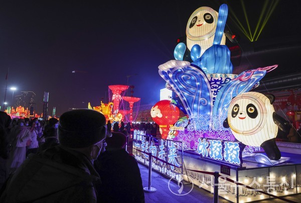 두꺼운 옷을 입은 중국 시민들이 지난 1일 '2022 베이징 동계올림픽' 마스코트를 본떠 만든 꽃등을 구경하고 있다. 새해를 맞아 '2022 우루무치(烏魯木齊) 신년 연등회'가 신장(新疆)국제컨벤션센터에서 열렸다. / 사진=신화통신