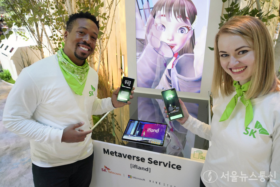 SK텔레콤이 5일(현지 기준) 개막한 세계 최대 IT·가전 전시회 ‘CES 2022’에서 넷-제로(Net-zero) 시대의 그린 ICT 기술을 선보인다. SK텔레콤이 SK 관계사와 함께 마련한 공동 전시 부스에서 모델들이 메타버스 플랫폼 '이프랜드(ifland)'를 체험하고 있다. (사진 제공 = SK텔레콤) 