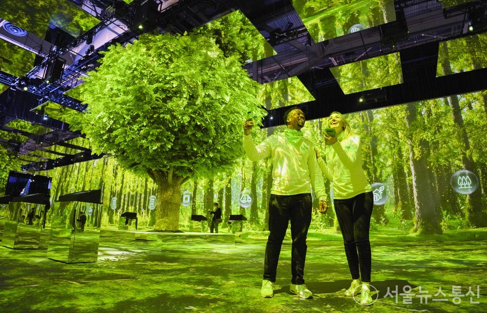 SK텔레콤이 5일(현지 기준) 개막한 세계 최대 IT·가전 전시회 ‘CES 2022’에서 넷-제로(Net-zero) 시대의 그린 ICT 기술을 선보인다. SK텔레콤이 SK 관계사와 함께 마련한 공동 전시 부스를 소개하고 있는 모습. (사진 제공 = SK텔레콤) 