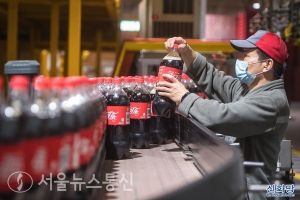 2020년 3월 24일 후베이(湖北)성 우한(武漢)에 있는 후베이타이구(太古)코카콜라(Swire Coca-Cola Ltd.)의 생산라인에서 한 직원이 작업하고 있다. / 신화통신 제공