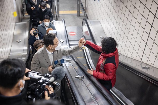 이재명 더불어민주당 대선 후보가 7일 오후 '매타버스 시즌2, 걸어서 민심속으로'의 행보로 지하철로 숙대입구역에서 총신대 역까지 이동하며 시민들과 반갑게 인사를 나누고 있다./사진=더불어민주당 선대위