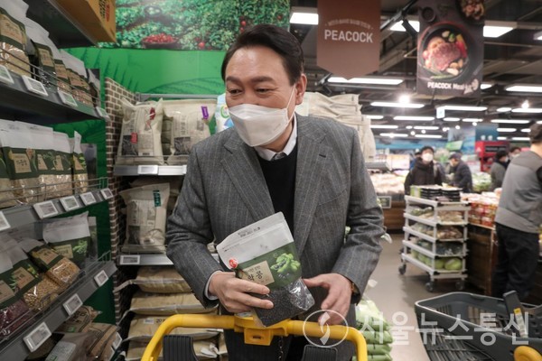 국민의힘 윤석열 대선후보가 8일 서울 이수 인근의 한 대형마트에서 물건을 고르고 있다. 2022.1.8/사진=국민의힘 선대위 제공