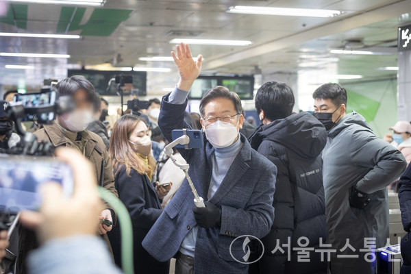 이재명 더불어민주당 대선후보가 9일 오후 서울 마포구 홍대거리에서 시민들을 만나 소통하며 기념촬영을 하고 있다./2021.1.9/더불어민주당 선대위 제공