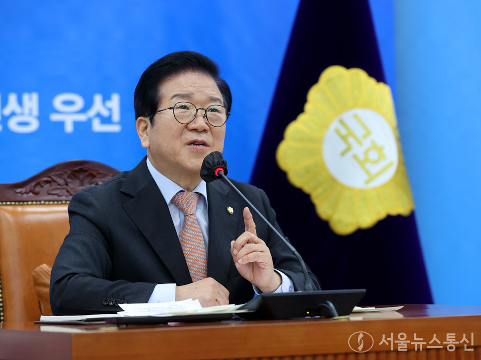 박병석 국회의장이 6일 오전 국회에서 진행된 2022 신년 화상 기자회견에서 모두 발언하고 있다. (사진 제공 = 국회)