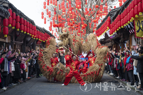 8일 쓰촨(四川)성 랑중(閬中)고성에서 볏짚으로 만든 용춤을 선보이는 공연자들. / 신화통신 제공