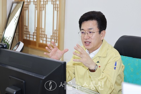 10일 허태정 대전시장이 주건업무회의를 집무실에서 영상으로 진행하고 있다.(사진= 대전시 제공)