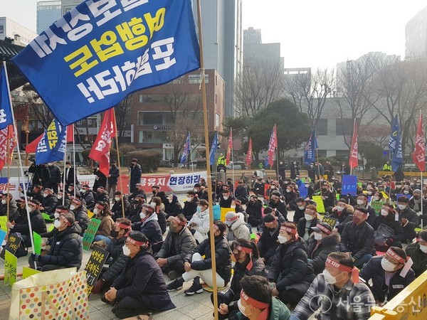 여행업 종사자 300여 명이 9일 오후 2시 서울 종로구 보신각 앞에서 여행인 총궐기대회를 가지며 "손실보상제 포함만이 여행사가 살길"이라고 구호를 외치고있다. (사진 = 이민희 기자)