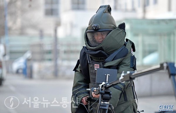 지난 8일 톈진시 공안국 허둥분국 특수경찰지대 2대대 주둔지에서 리환(李歡) 교관이 방폭복 조작 기계팔을 끼고 폭발방지 훈련을 하고 있다.