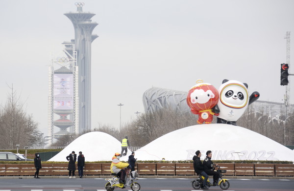 약 7.5m 높이의 '2022 베이징 동계올림픽' 마스코트인 판다 '빙둔둔(氷墩墩)'과 패럴림픽 마스코트 '쉐룽룽(雪容融)'이 최근 베이징 중축선(中軸線)의 올림픽경관대로 남단 위에 모습을 드러냈다. 12일 완공을 앞둔 빙둔둔과 쉐룽룽의 모습. 2022.1.12/신화통신