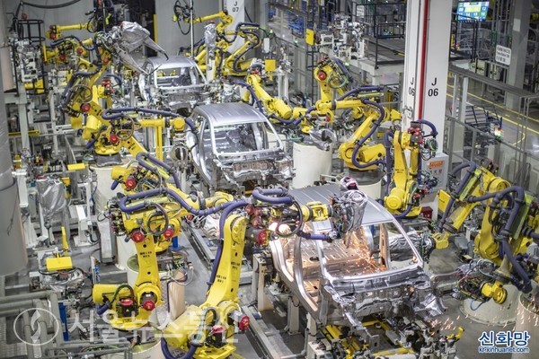 지난해 4월 충칭에 있는 한 신에너지차 회사의 스마트 로봇이 자동차 차체를 용접하고 있다. / 신화통신 제공