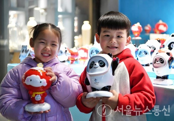 19일 푸젠(福建)성 취안저우(泉州) 더화(德化)현에서 도자기로 만든 베이징 동계올림픽·패럴림픽 마스코트 '빙둔둔(氷墩墩)'과 '쉐룽룽(雪容融)'을 들고 있는 어린이들 모습/2022.1.19/신화통신