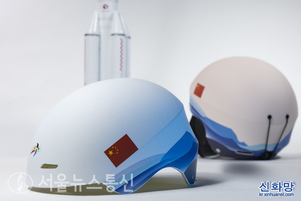 운반로켓 창정 5호에 사용됐던 우주 기술로 개발한 스키 헬멧. / 신화통신 제공