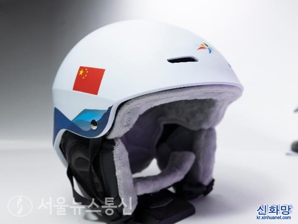 운반로켓 창정 5호에 사용됐던 우주 기술로 개발한 스키 헬멧. / 신화통신 제공
