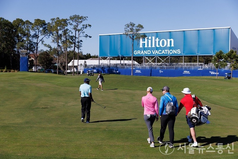 힐튼그랜드베케이션스가 2022 미국 LPGA 개막전 타이틀 스폰서로 참여한다고 21일 밝혔다. 사진은 선수와 캐디가 그린으로 함께 이동하고 있다. (사진 제공 = HGV)