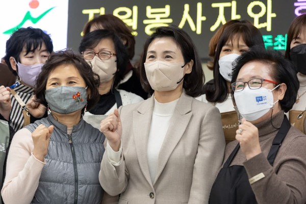 더불어민주당 이재명 후보 배우자 김혜경씨가 1박2일의 일정으로 충북을 방문했다. 사진은 21일 제천 푸드마켓을 방문해 자원ㄴ봉사에 참여한 후 자원봉사자들과 기념촬영을 하고있다. 2021.1.21/사진=더불어민주당 선대본부