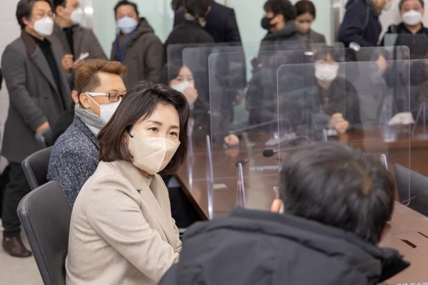 더불어민주당 이재명 후보 배우자 김혜경씨가 1박2일의 일정으로 충북 청주를 방문해 참석자들과 이야기를 나누고있다. 2021.1.21/사진=더불어민주당 선대본부