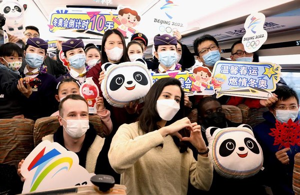 중국철로 상하이국그룹 상하이커윈돤(客運段·열차 업무 인원들로 구성된 조직)이 25일 G6편 고속열차에서 동계올림픽 맞이 퀴즈 이벤트를 개최했다. 이날 승무원은 승객들에게 동계올림픽 대회 항목과 경기장 노선 등 내용을 설명하며 '2022 베이징 동계올림픽'의 성공적 개최를 기원했다. 25일 상하이를 출발해 베이징으로 향한 고속열차 G6편의 승객과 승무원의 단체 사진/신화통신