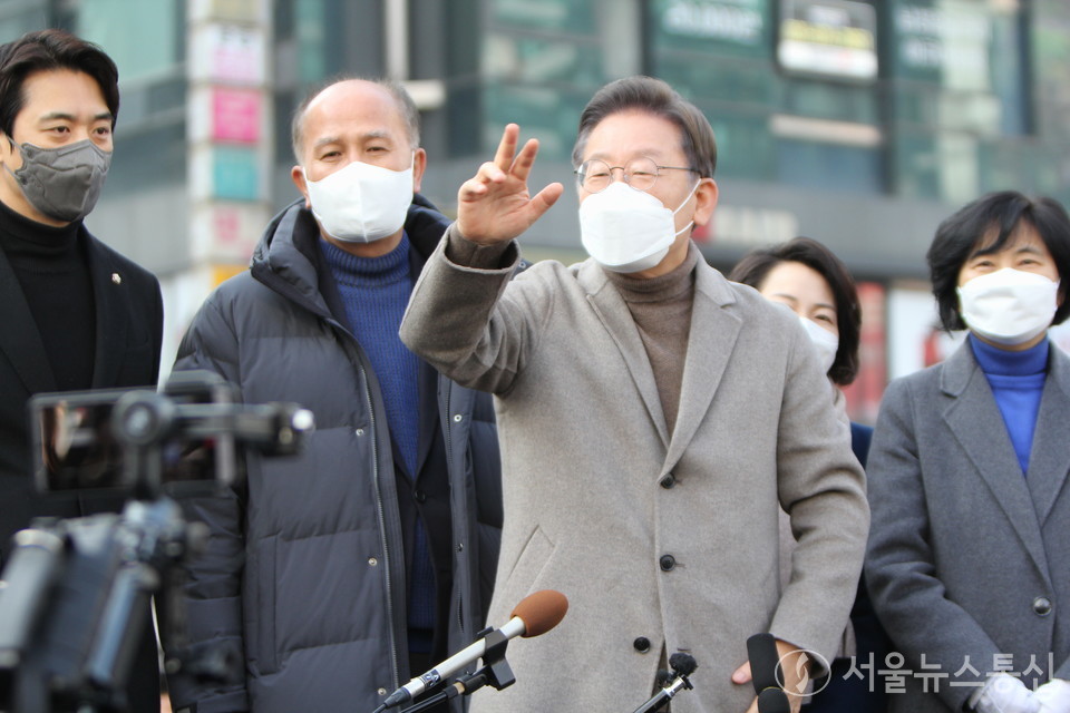 더불어민주당 이재명 대선후보가 26일 오전 덕양구 소재 화정 문화광장에서 이번 대선에서 경기도민의 자존심을 지키자며 시민들에게 지지를 호소했다. (사진 = 이민희 기자)