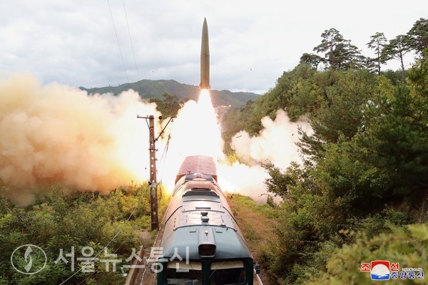 사진은 지난해 9월 15일 800km 떨어진 목표 지역을 타격하는 임무를 띠고 철도용 미사일을 발사하는 모습,  북한의 탄도미사일로 추정 (KCNA)이다. / 신화통신 제공