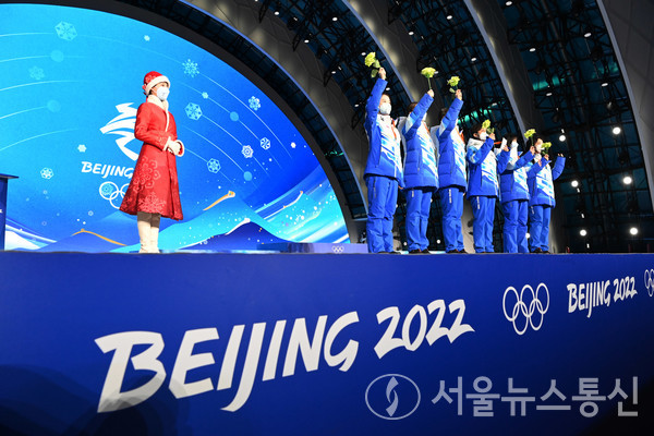 '2022 베이징 동계올림픽' 개막이 코앞으로 다가오면서 시상식 최종 리허설이 27일 중국 국가경기장 냐오차오(鳥巢) 근처에 마련된 시상식장에서 진행됐다. 이날 저녁 시상식 진행자와 자원봉사자들이 시상식 리허설을 하고 있다. / 신화통신 제공