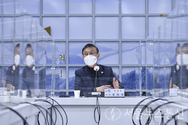 28일 정하영 김포시장이 설 연휴 방역체계와 오미크론 변이 바이러스 확산에 따른 필수업무 유지 등 비상 매뉴얼을 점검하고 있다.