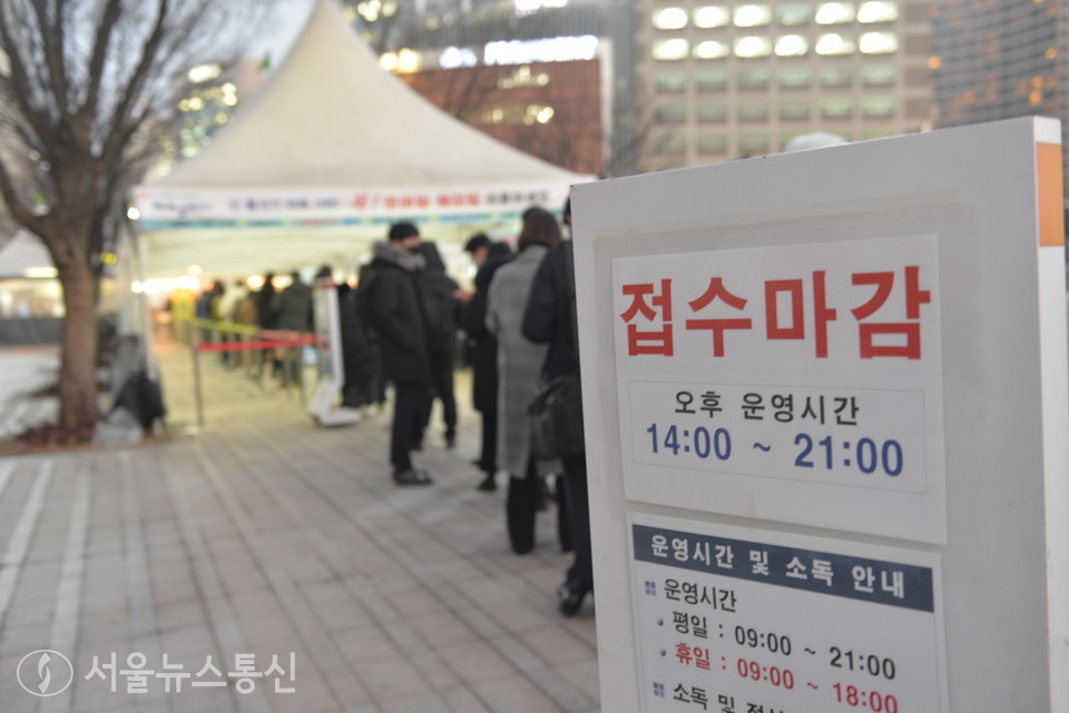 28일 늦은 오후 서울광장 임시선별검사소에 일반 시민들이 코로나19 항체검사 받기위해 줄을 서고 있다. (사진 = 이민희 기자)