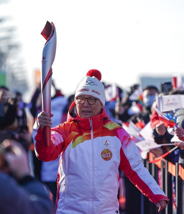 '2022 베이징 동계올림픽' 성화 봉송 발대식이 2일 베이징 올림픽삼림공원에서 열렸다. 이날 중국 첫 스피드스케이팅 세계 챔피언인 뤄즈환(羅致煥)이 성화 봉송 첫 주자로 나섰다/사진=신화통신
