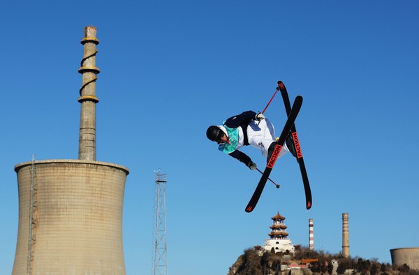 미국 프리스타일 스키 선수 알렉산더 홀(Alexander Hall)이 5일 공중 대회전에서 묘기를 펼치고 있다/게티 이미지