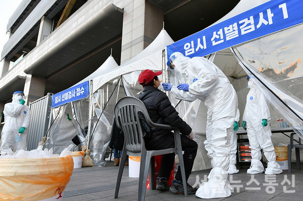 임시선별진료소에서 한 시민이 코로나 19 검사를 받고있다. /서울뉴스통신DB