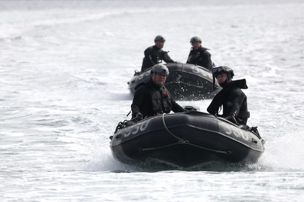 조난자를 안전하게 구조한 해난구조대원들이 고무보트(CRRC)를 타고, 진해 군항으로 복귀하고 있다. / 국방부 블로그 캡처