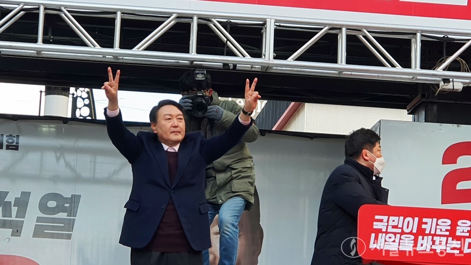 윤석열 국민의힘 대선 후보가 16일 오후 충북 청주시 상당구 성안길에서 열린 '충북의 힘 내일을 만드는 대통령!' 청주 거점유세에서 지지자들에게 인사하고 있다. (사진 = 서울시의회 공동사진취재단)