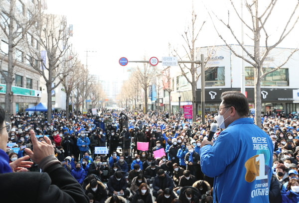 18일 더불어민주당 이재명 대선후보가 전남 순천시 연향패션거리에서 열린 '약무호남 시무국가' 순천 유세에서 지지자들 앞에서 연설을 하고 있다/사진=더불어민주당 대선후보