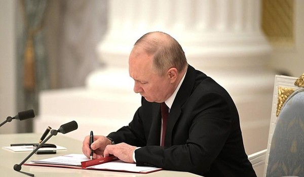 블라디미르 푸틴 러시아 대통령이 21일 모스크바 크렘린궁에서 "도네츠크 루간스크 인민 공화국"을 인정하는 문서에 서명하고 있다./사진=신화통신